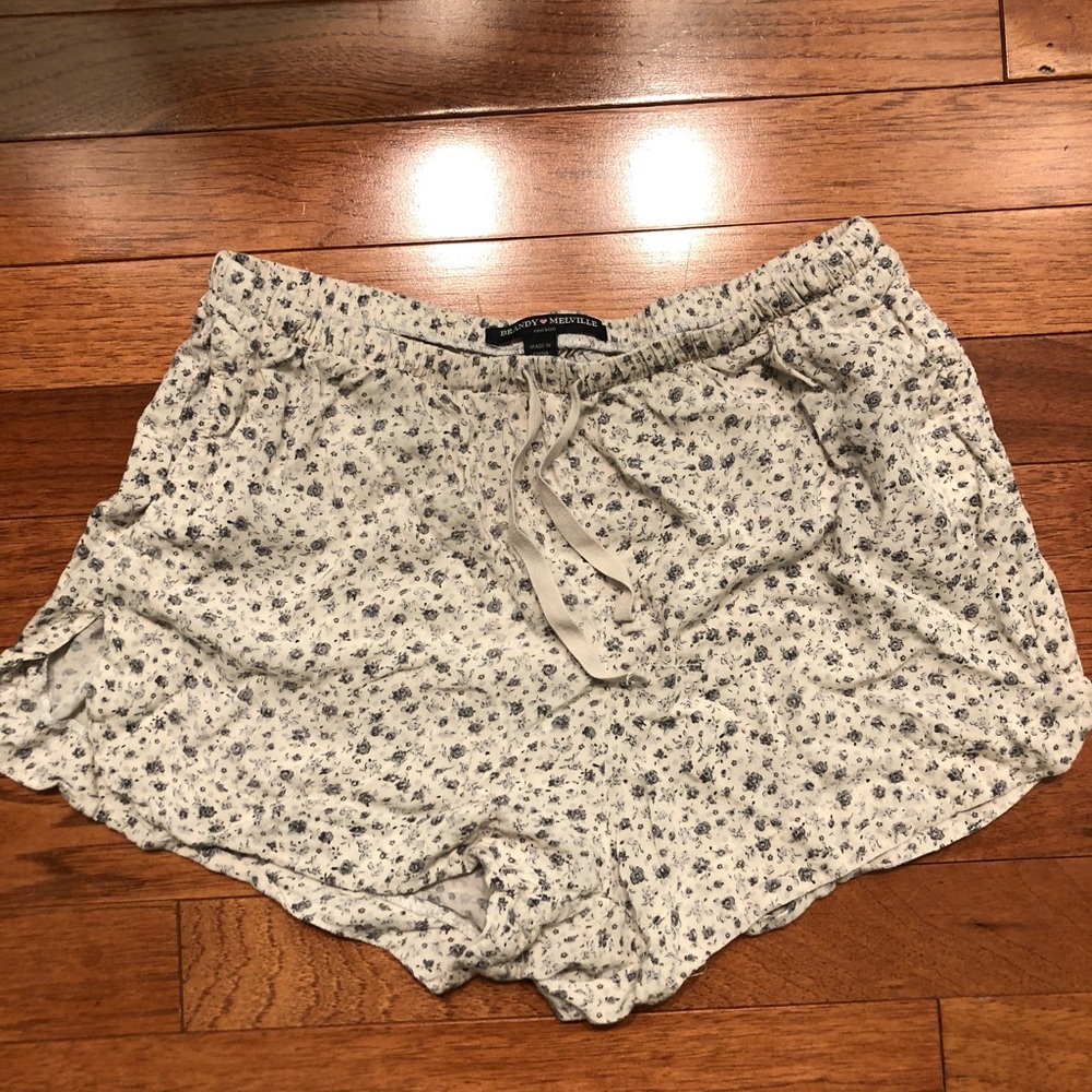 BRANDY MELVILLE FLORAL SHORTS💛